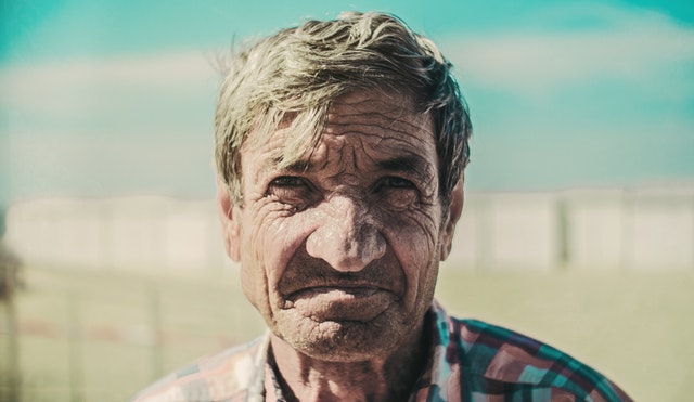 Starý muž s vráskami na tvári.jpg